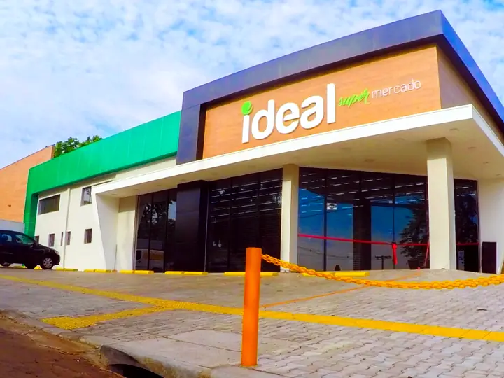 Fachada da primeira loja do Ideal Supermercados